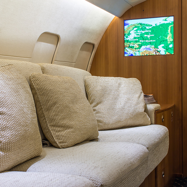 Интерьер частного воздушного судна «Bombardier Challenger 604».