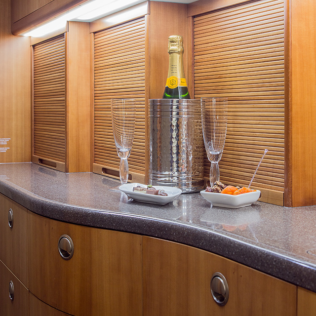 Интерьер частного воздушного судна «Bombardier Challenger 604».