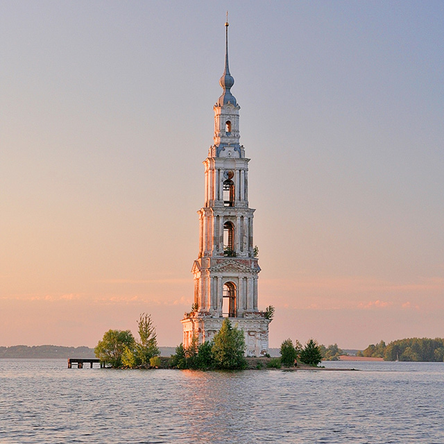 Колокольня собора Николая Чудотворца Николо-Жабенского монастыря. Угличское водохранилище, Калязин, Тверская область.